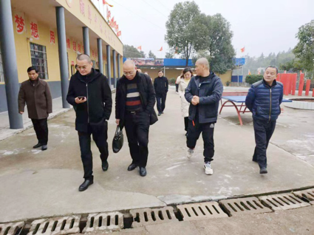 湘潭縣原政協(xié)副主席（帶縣長(zhǎng)秘書）、湘潭縣民政局副局長(zhǎng)劉剛，云湖橋鎮(zhèn)中心校傅強(qiáng)校長(zhǎng)等領(lǐng)導(dǎo)來校指導(dǎo)工作2.png