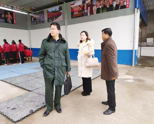 湘潭縣教育局副局長楊偉軍、職成股副股長 湘潭縣司法局副局長劉新群來校指導工作1.png